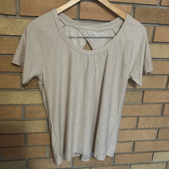 Beyond Yoga Top Lightweight Spacedye Tee Cut Out Back Beige Tan Size S NWOT - Picture 1 of 8